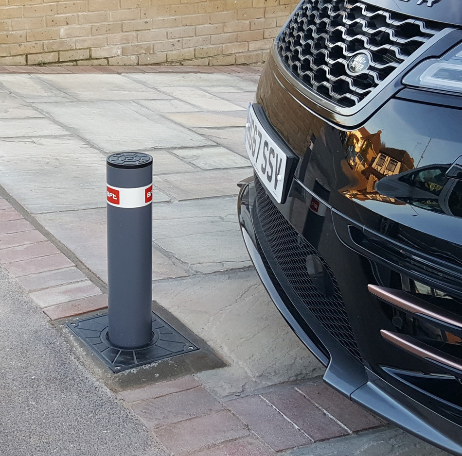 Automatic bollard in front of an SUV