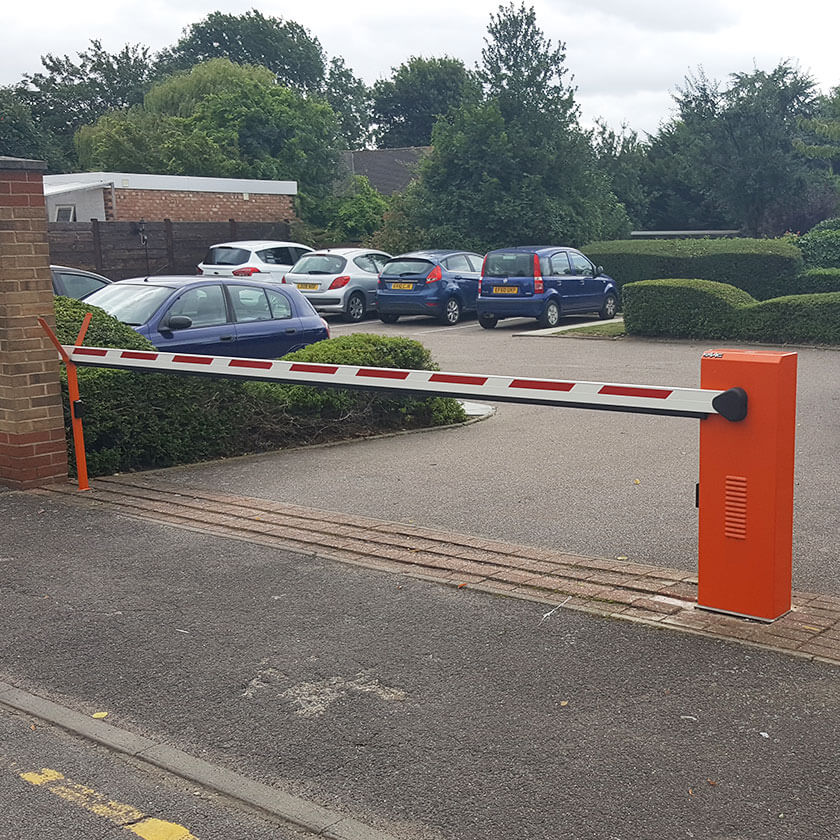 Automatic arm barrier protecting a private car park