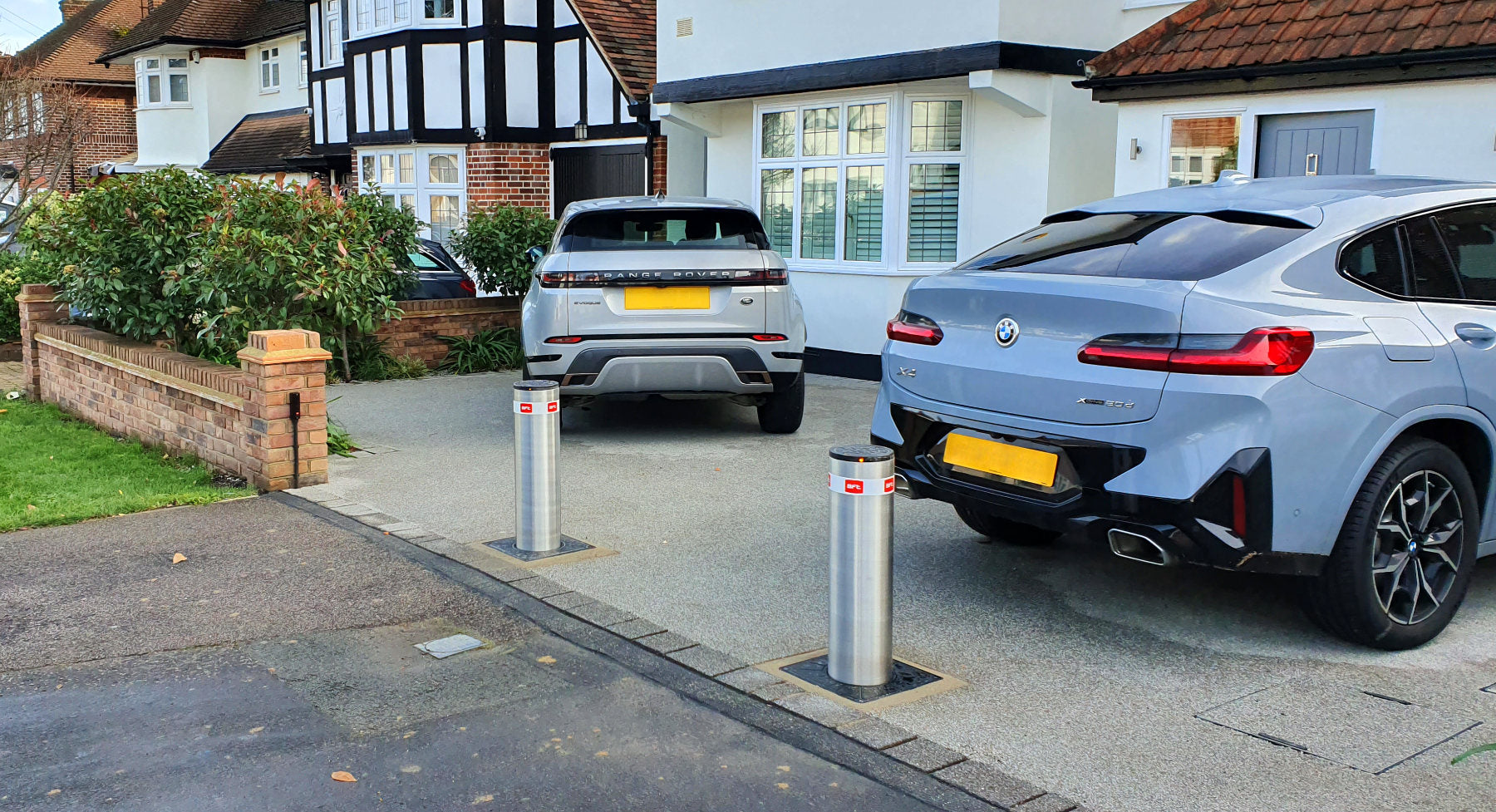 BFT Stoppy 700 stainless steel automatic rising bollards on a private driveway