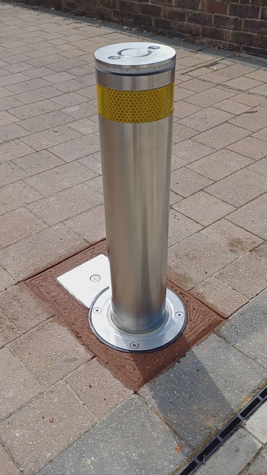 Video showing the stainless steel, wireless automatic rising bollard rising and lowering on a driveway 
