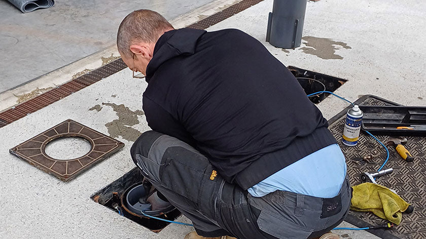 Servicing an automatic rising bollard