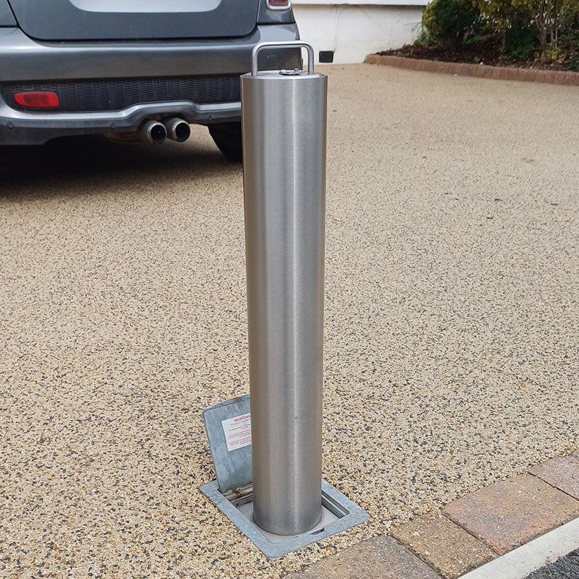 LA/114 Lift assisted telescopic bollard in stainless steel on a resin bound driveway