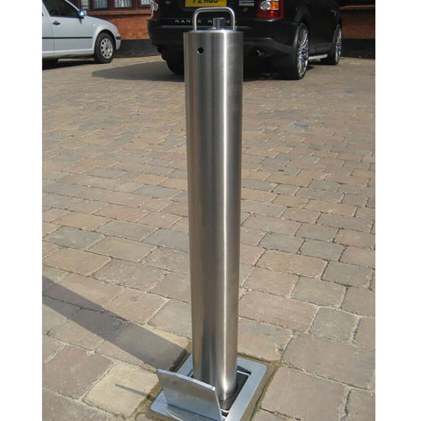 SS5 telescopic bollard installed to a domestic driveway