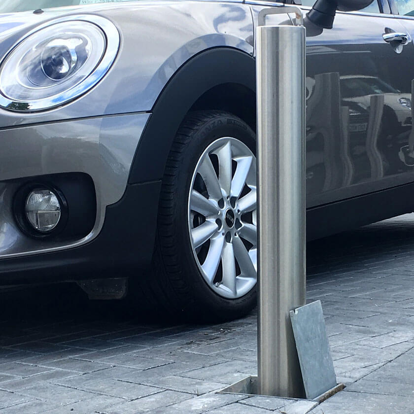Retracta-post stainless steel lift assisted telescopic bollard