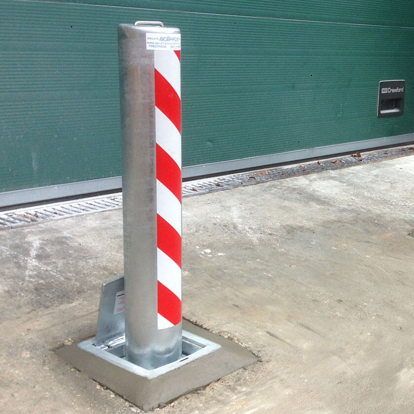 LA/114 Lift assist telescopic bollard in a galvanised finish