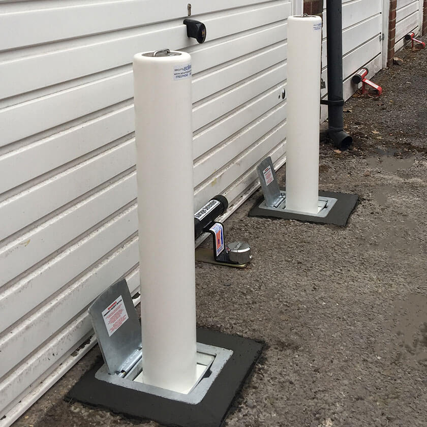 LA/114 Lift assist telescopic bollard in White