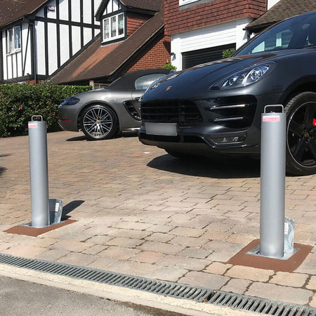 LA/114 Lift assist telescopic bollards in Silver