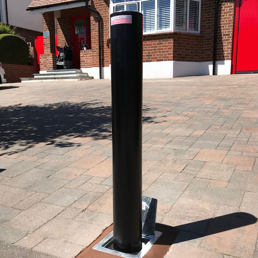 R14 Lift assist telescopic bollard in Black