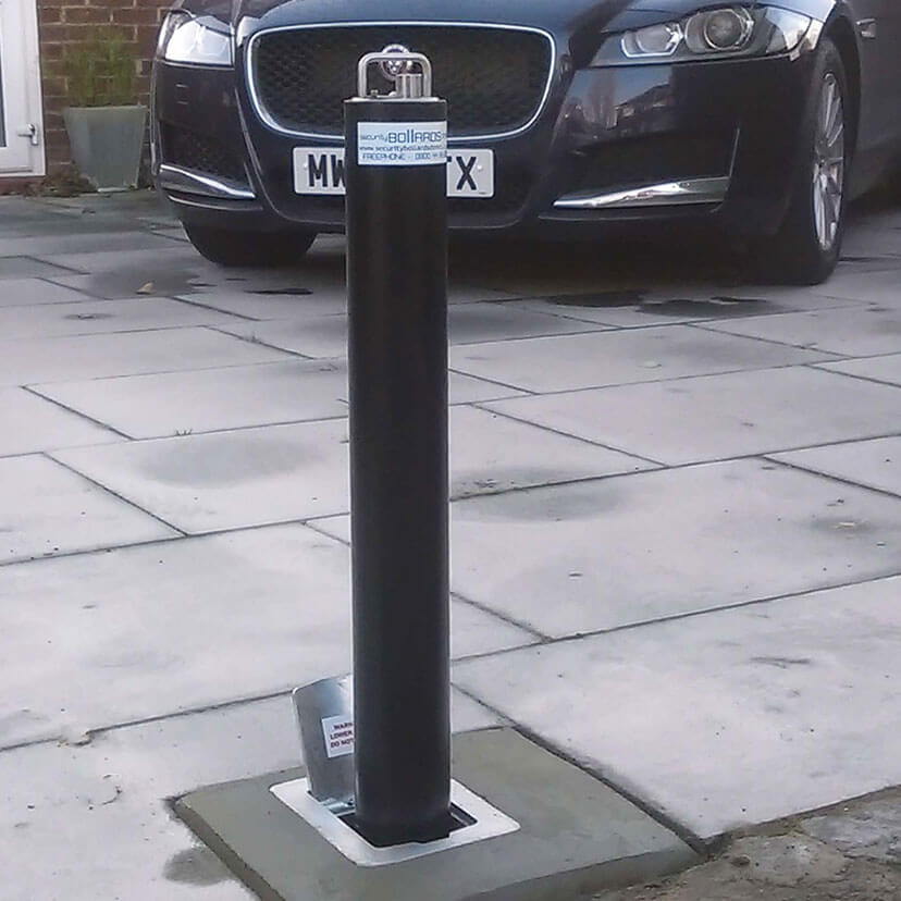 R5 Telescopic bollard in Black on a natural stone driveway