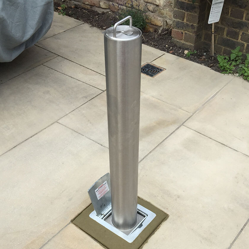 RD4S Telescopic bollard on natural stone driveway