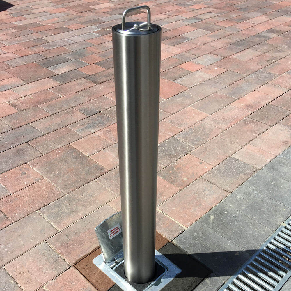 SS5 telescopic bollard installed on a domestic driveway