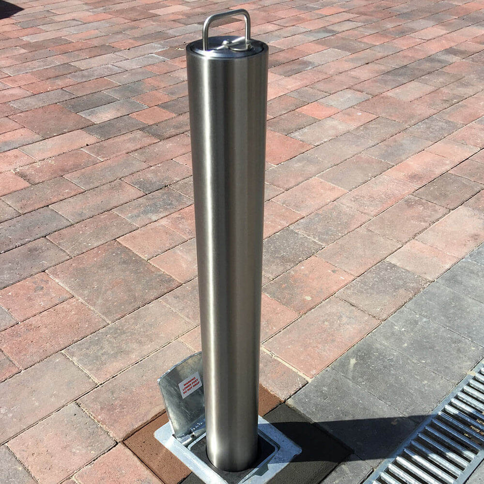 SS5 telescopic bollard installed on a domestic driveway