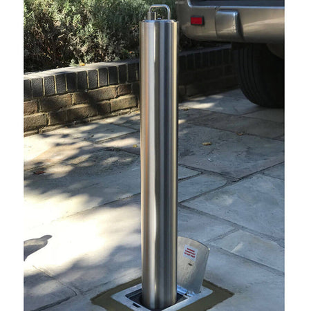 SS5 retractable security bollard