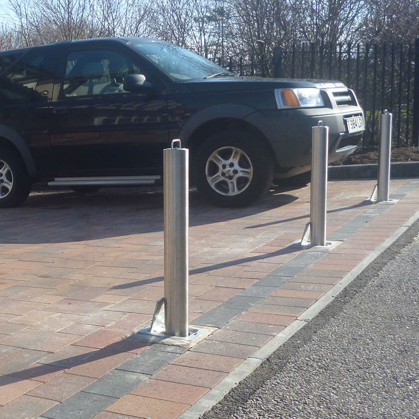 Multiple SS5 telescopic bollards