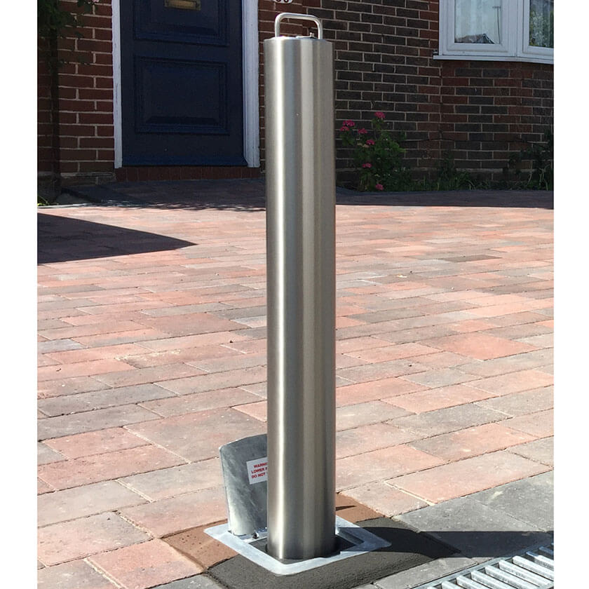 SS5 telescopic bollard on a domestic driveway